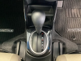 CVT車のセレクトレバーです。低速から高速まで、変速ショックのないスムーズな走りを実現するとともに、エンジン効率のよい領域を維持することで燃費にも貢献します。