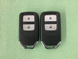 スマートキーを装備しています。鍵を差し込むことなくドアロックの開け閉めと、スタートボタン操作でのエンジンスタートができます。スペアキーも同じものを用意しております。