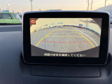 バックガイドモニターです。 ディスプレイに後方の視界を表示し、車庫入れをサポートします。