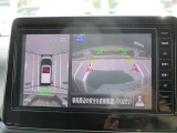 真上から見下ろすような映像で、車庫入れや縦列駐車時に、自車と駐車位置の関係をひと目で確認でき、スムースな駐車をサポート。動く物を検知してお知らせすることで、発進時の安全確認をサポートします。