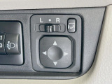 【電動格納ミラー】サイドミラーは電動格納式となっており、狭い駐車場でもキズがつくリスクを抑えられます。