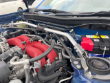 【STIタワーバー】お車の剛性を高めるタワーバーを装備。よりスムーズなコーナリング走行が可能となり、走りも楽しめます。