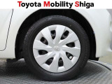 シンプルなデザインのトヨタ純正ホイールキャップが装着されています。