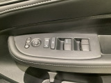 電動格納付きパワーミラーの操作スイッチがついています。左右のサイドミラーの角度調節も微調整ができて便利です。パワーウインドウは運転席でドア4枚とも上下の操作ができるようになっています。