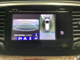 マルチビューカメラシステム搭載車です。お車の周囲を全方位でカバーします。後方・前方・両脇と、コンディションが悪い視界でもカラーモニターに映し出した映像がドライバーをサポートします。