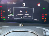 視認性の良いデジタルメーターパネル、中央デジタル部分で車両設定など確認出来ます。