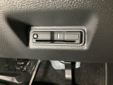 ハンドルの右下にETCがついています。高速道路の料金所の通過も楽々です!。 カードの取り出しもしやすい場所についています。