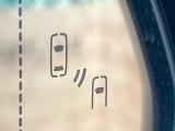 【ブラインドスポットモニター】走行中、ドアミラーの死角になりやすい箇所に後続車が接近するとサイドミラーのレンズに警告を表示!ドライバーに注意喚起をしてくれます。