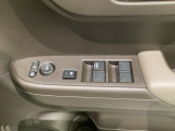 ハンドルの右側に電動格納付きパワーミラーの操作スイッチがついています。左右のサイドミラーの角度調節も微調整ができて便利です。パワーウインドウは運転席でドア4枚とも上下の操作ができるようになっています。
