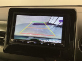 リバースギアに入れるだけで後方の表示へ切り替わります。夜間や雨の日の駐車も楽になりますよ。