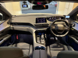 インストルメントパネルは僅かに運転席側へと傾けられているほか、余計なスイッチ類を可能な限り排し、運転に集中しやすい環境を作り出しています