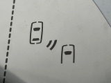 【ブラインドスポットモニター】走行中、ドアミラーの死角になりやすい箇所に後続車が接近するとサイドミラーのレンズに警告を表示!ドライバーに注意喚起をしてくれます。