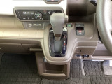 足元スッキリ、インパネシフトです。パーキングブレーキは電子制御パーキングブレーキタイプなので、運転席と助手席の間がスッキリしています。