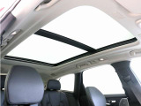 屋根一面まるごととも言える特大サイズのチルトアップ機構付電動パノラマ・ガラス・サンルーフ。晴天時はもちろん、雨天・曇天時にもシェードを開けることで常に開放的な車内空間を実現させてくれます。
