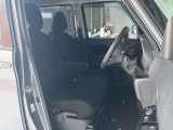 運転席、助手席です。座面も広くゆったりと座れてアームレストも付いているので重宝します。