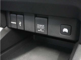 スマートフォンの充電等にも便利な電源ソケットも使いやすい場所に装備されています。