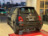 挑戦的で特徴的なリアビューは、国産車には出せない味のひとつです