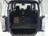 【トランクスルー機構】後席を前に倒してトランクルームとつなげ、長尺物の収納を可能にするトランクスルー機構も備えています。