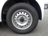 12インチスチールホイール装着車