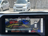 【パノラミックビューモニター】クルマを真上から見下ろした視点で駐車をサポートします。クルマの斜め後ろや真横など、いち早く障害物に気が付くことができます。