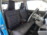 【清潔感のある運転席&助手席】隅々までクリーニングの行き届いた運転席&助手席。目立ったシミや汚れ等もございません。快適なドライブをどうぞ。