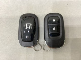 スマートキーを装備しています。鍵を差し込むことなくドアロックの開け閉めと、スタートボタン操作でのエンジンスタートができます。スペアキーも同じものを用意しております。