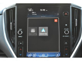 Apple CarPlay/Android Autoに対応しスマートフォンにインストールされているアプリを大画面に表示して使用できるほか、音声認識による操作も可能です。