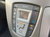 【オートエアコン】一度お好みの温度に設定すれば、車内の温度を検知し風量や温度を自動で調整。暑い…寒い…と何度もスイッチ操作をする必要はありません。快適な車内空間には必須の機能ですね♪