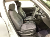 広い足元にゆったり座れるシートは長距離の運転でも疲れにくいシートです。女性でも運転がしやすいようにシートの高さ調整機能(シートリフター)がついています。