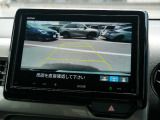 【バックカメラ】 車庫入れの苦手なお客様も安心。バック時目視しにくいクルマの周囲を確認。夜間などの安全性もUP。
