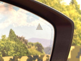 【ブラインドスポットモニタリング】走行中、ドアミラーの死角になりやすい箇所に後続車が接近するとサイドミラー付近に警告を表示、ドライバーに注意喚起をしてくれます。