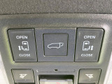 【パワーバックドア】スマートキーや運転席のボタンを押すだけでリアゲートが自動で開閉します!荷物を持っている時や、高い位置にあるバックドアを閉める際に便利な機能です♪