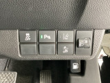 ハンドルの右側にはヘットライトレベライザーとHondaセンシング用のメインスイッチがついています。ヘッドライトレベライザーは道路状況や積荷の加重に応じてライトの高さを調節できます。