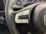 ステアリングにオーディオ操作スイッチが付いています。オーディオ画面に直接タッチしなくても操作が出来ますので、運転に集中できます。