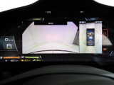 サラウンドビューが360度の視界を確保し、駐車や狭路での取り回しを支援します。