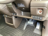 左側に高速で便利なETCがあり、横滑りを防ぐVSAなどのスイッチは、運転席の右側、手の届きやすい位置にあります。