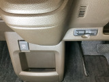 ハンドルの左下にETCがついています。高速道路の料金所の通過も楽々です。 カードの取り出しもしやすい場所についています。