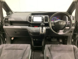 車内は光触媒抗菌消臭施工済です。インパネ周りはスタイリッシュなデザインです。グローブボックスやカップホルダーのほかにトレーなどたくさんの収納スペースが付いています。