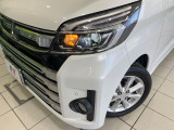 【LEDヘッドライト】悪天候や夜間走行時も良好な視界を確保し安心して運転できる高輝度LEDヘッドライトを装備!点灯速度が早く、消費電力も抑えられています。
