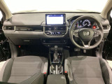 車内は光触媒抗菌消臭施工済です。インパネ周りはスタイリッシュなデザインで機能や装備も充実しています。グローブボックスやカップホルダーのほかにトレーなどたくさんの収納スペースが付いています。