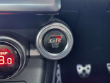 【エンジンスタートボタン】一度使ったら手放せなくなるスマートエントリーキーシステムです。 鞄やポケットの中に入れたままでもエンジン始動ができ、楽チンです。