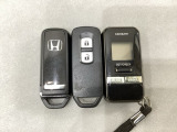 スマートキーを装備しています。鍵を差し込むことなくドアロックの開け閉めと、スタートボタン操作でのエンジンスタートができます。スペアキーも同じものを用意しております。
