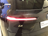 LEDヘッドライト 先進のLEDテクノロジーを採用。キセノンライトを上回るコントラストで明るく輝きます。夜間や悪天候時の日中でも優れた視野性を発揮し安全性と快適性を高めます。