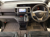 車内は光触媒抗菌消臭施工済です。インパネ周りはスタイリッシュなデザインです。グローブボックスやカップホルダーのほかにトレーなどたくさんの収納スペースが付いています。