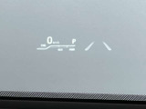 【ヘッドアップディスプレイ】運転中、ドライバーの視線上に必要な情報が表示できるので、視線移動や焦点調節が少なくなり安全運転に役立ちます。