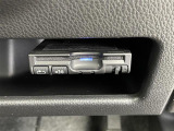 【ETC】有料道路を利用する際に料金所で停止することなく通過できる、ETC車載器(ノンストップ自動料金収受システム機器)が装備されています。セットアップを行うことで利用可能になります。