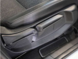 【ハイトアジャスター】レバーの上下操作だけで、座面を運転しやすい高さへ簡単に調節できます。