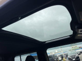 【ガラスルーフ】ガラスルーフ搭載で車内の解放感が一気にアップ!開放的なドライブをお楽しみいただけます。