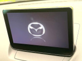 【8.8インチマツダコネクト】車内の雰囲気にマッチした大型のディスプレイ。スマホ接続でのナビ使用やBluetooth再生等、様々な機能が楽しめます。直感的なダイヤル操作が可能で、使い勝手も良好です。