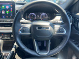 操作性の良いハンドルで運転中のストレスも軽減されます。